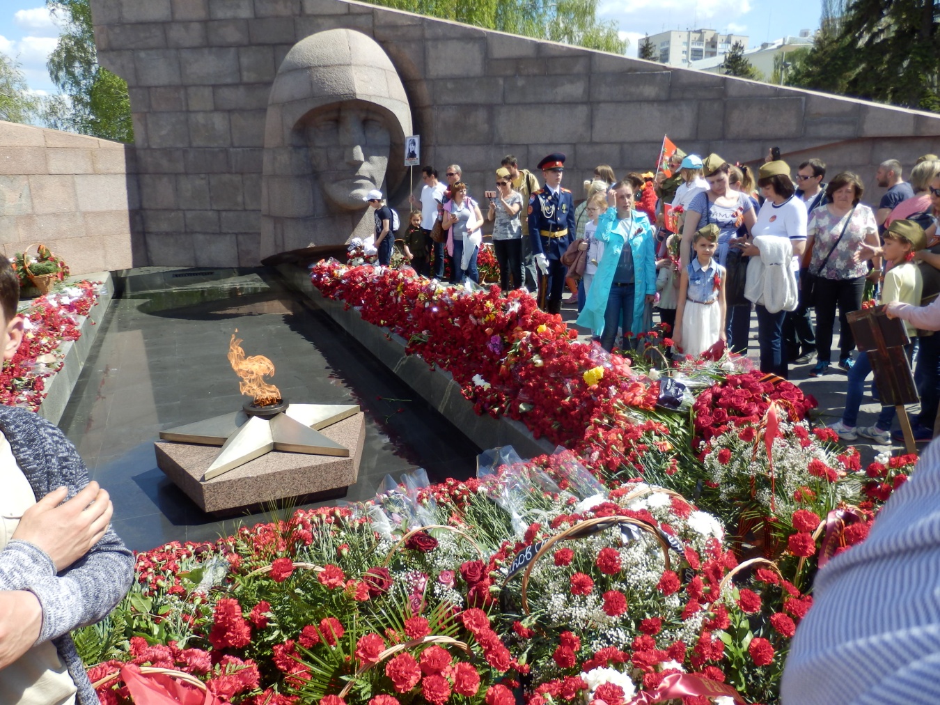 Фоторепортаж с возложения цветов к Вечному огню