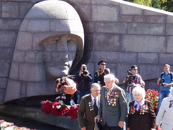 Фоторепортаж с возложения цветов к Вечному огню