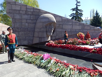 Фоторепортаж с возложения цветов к Вечному огню