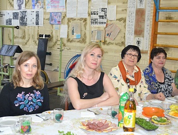 Мужчины и женщины поздравили друг друга!