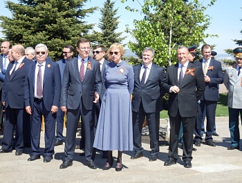 Фоторепортаж с возложения цветов к Вечному огню