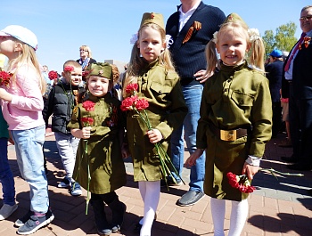 Фоторепортаж с возложения цветов к Вечному огню