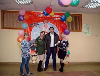 Мужчины и женщины поздравили друг друга!