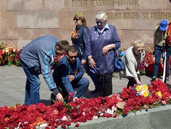 Фоторепортаж с возложения цветов к Вечному огню